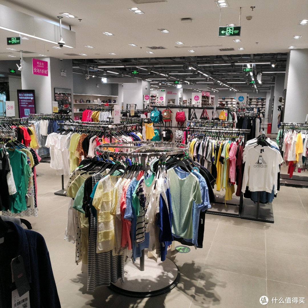 夏日狂欢，唯品会线下店探店~ 线上走到线下，看看唯品会线下店里面的东西值得买吗？