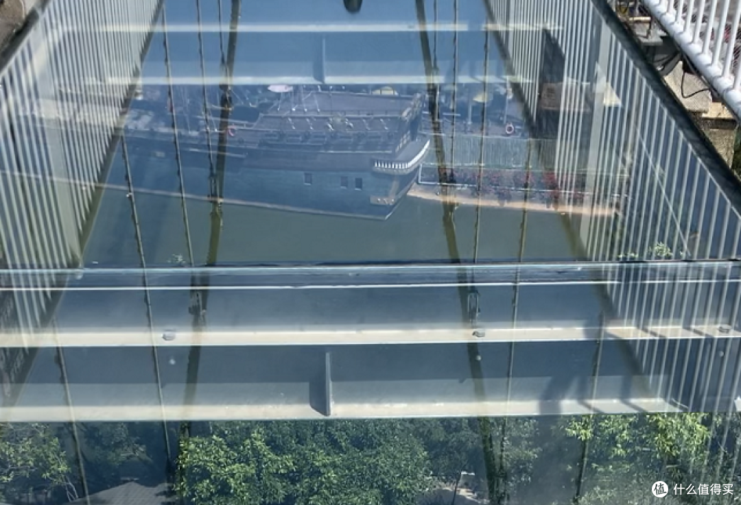桥下是湖