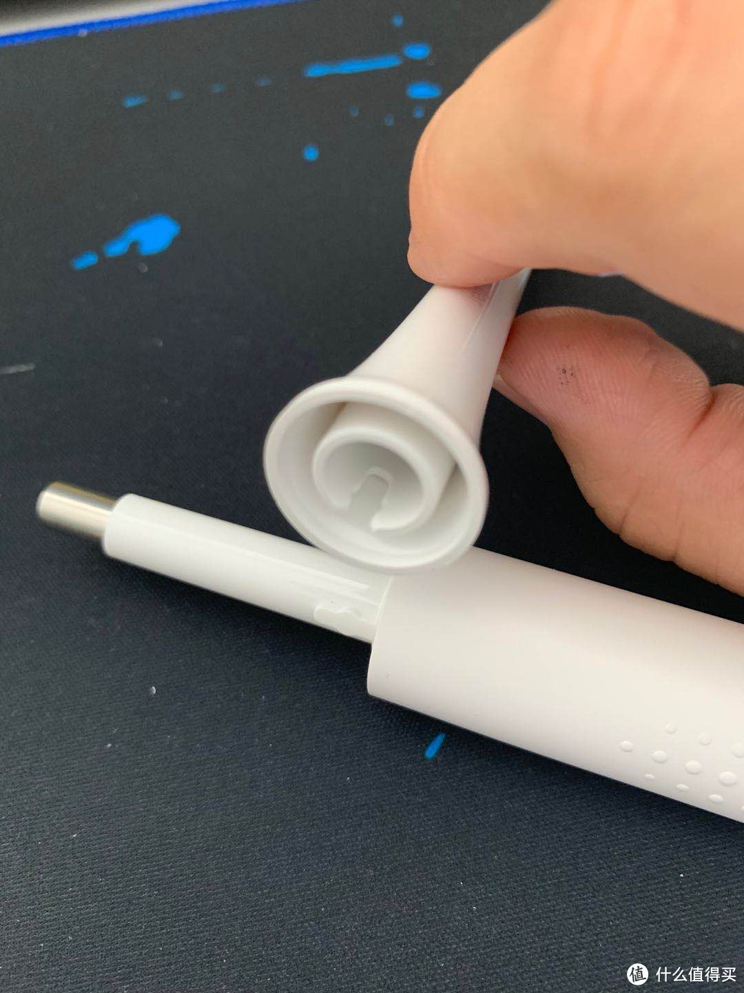 手柄和刷头对应的卡槽,做的还是挺用心的