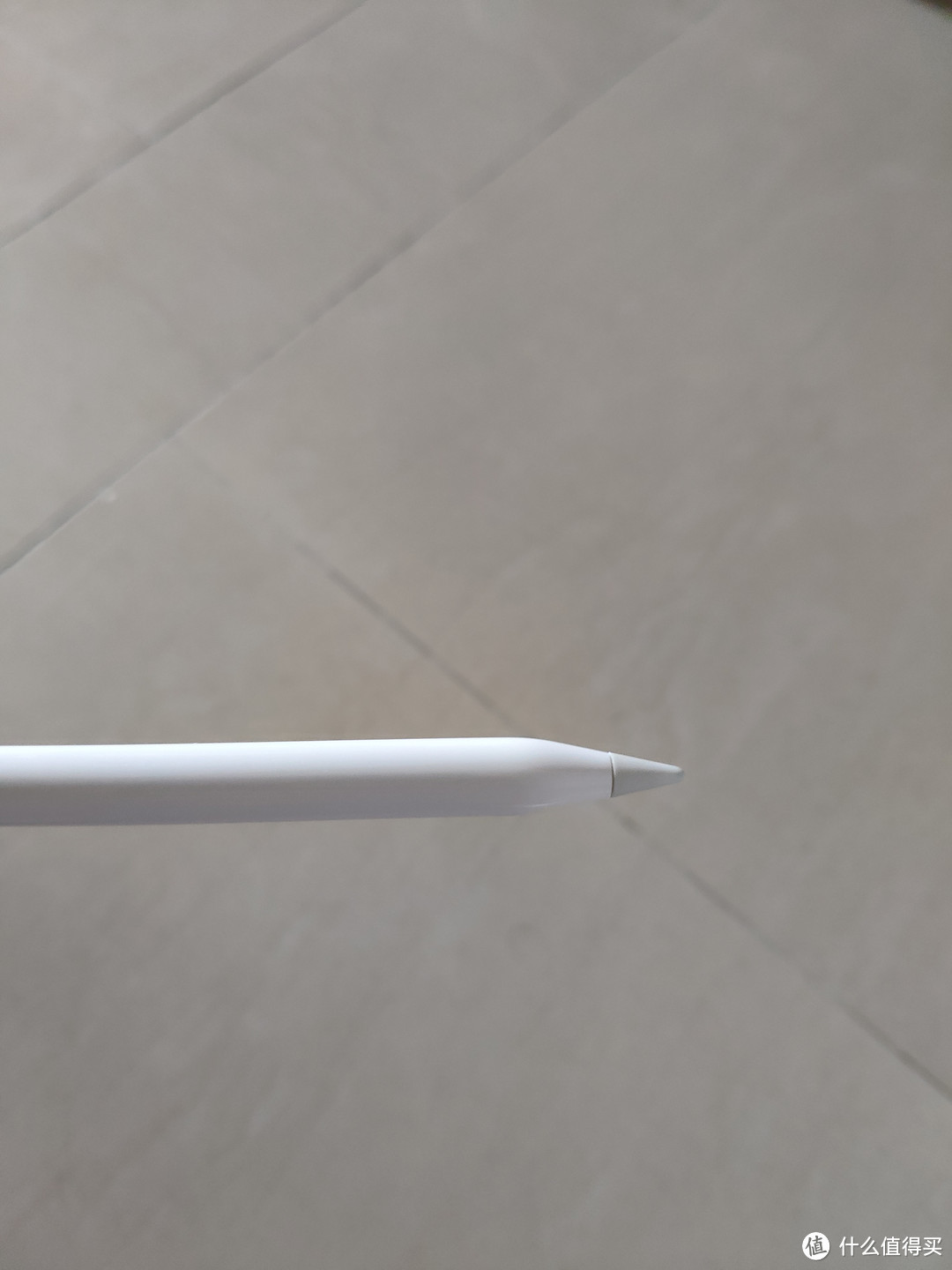 圆溜溜的apple pencil 一代笔，一如既往苹果的做工。