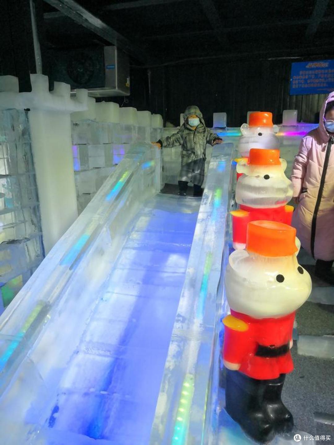 奶爸带娃游:夏日消暑好去处、南国来看雪,人工降雪、冰雕、滑梯、钻雪洞