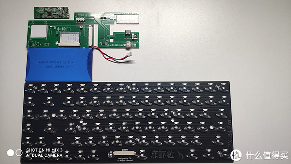 从上到下依次是 主控 核心板 锂电池 和PCB