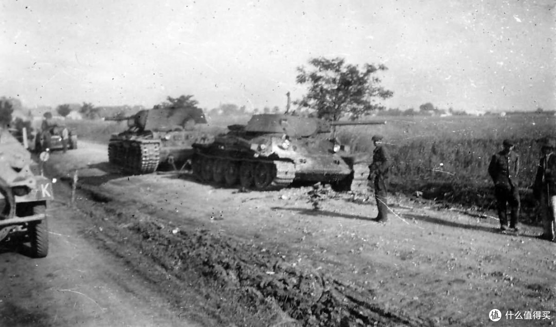 巴巴罗萨行动中，遗弃在路中的T-34/76和KV-1，普通士兵在一定距离上很难将其分清楚