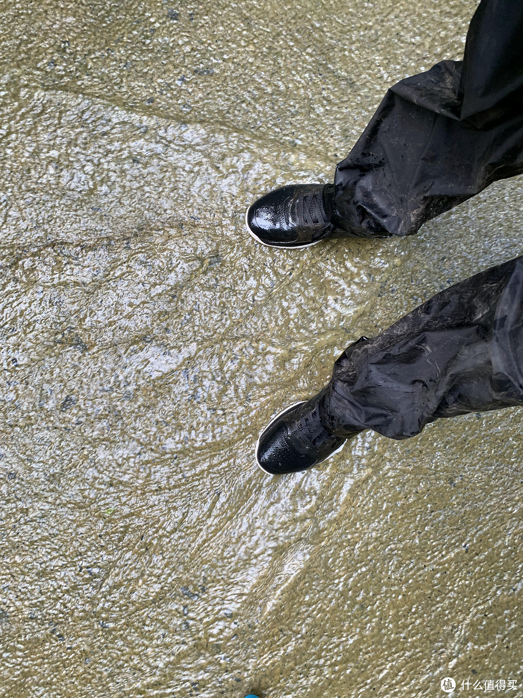 雨天山里溪水暴涨，就连下山的水泥路上都是水流