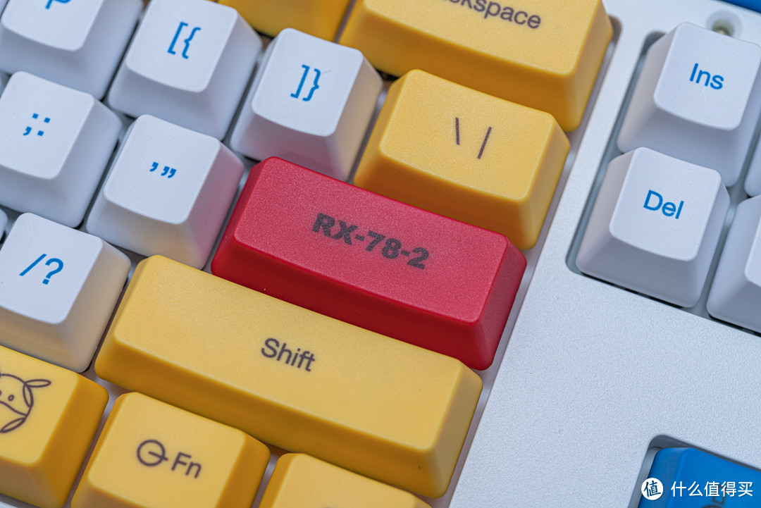 高达，屹立在电脑桌上，IKBC RX-78-2配色机械键盘