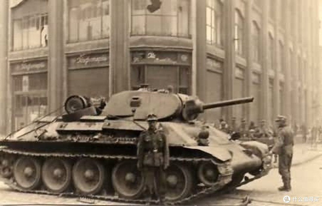 安装L-11型坦克炮的T-34/76 1940年型。可以直观地观察主炮身管长度