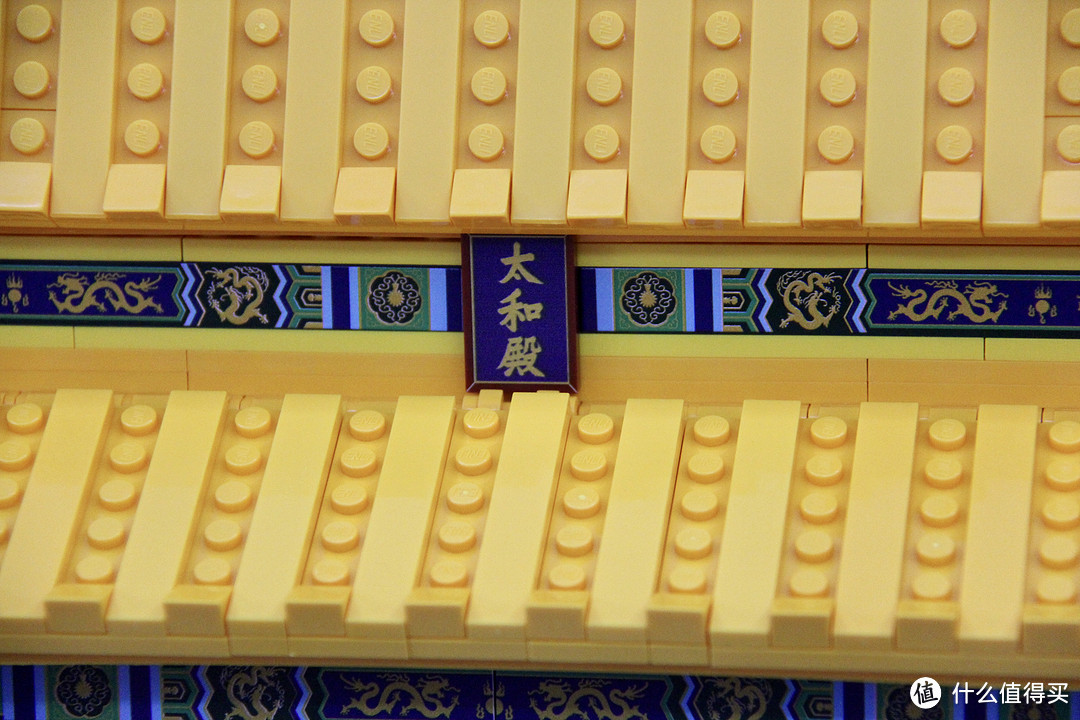 梁枋上饰以级别最高的和玺彩画，正中间是“太和殿”的牌匾，也是印刷件