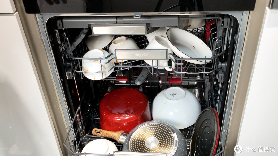 过夜脏污餐具洗碗机能否应对？一文解答：洗碗机的清洁能力靠什么实现？