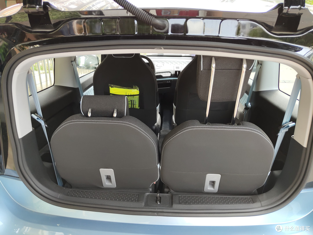 后排2个座椅放正时占据了全部后备箱的空间,如果坐满4个人,那么车