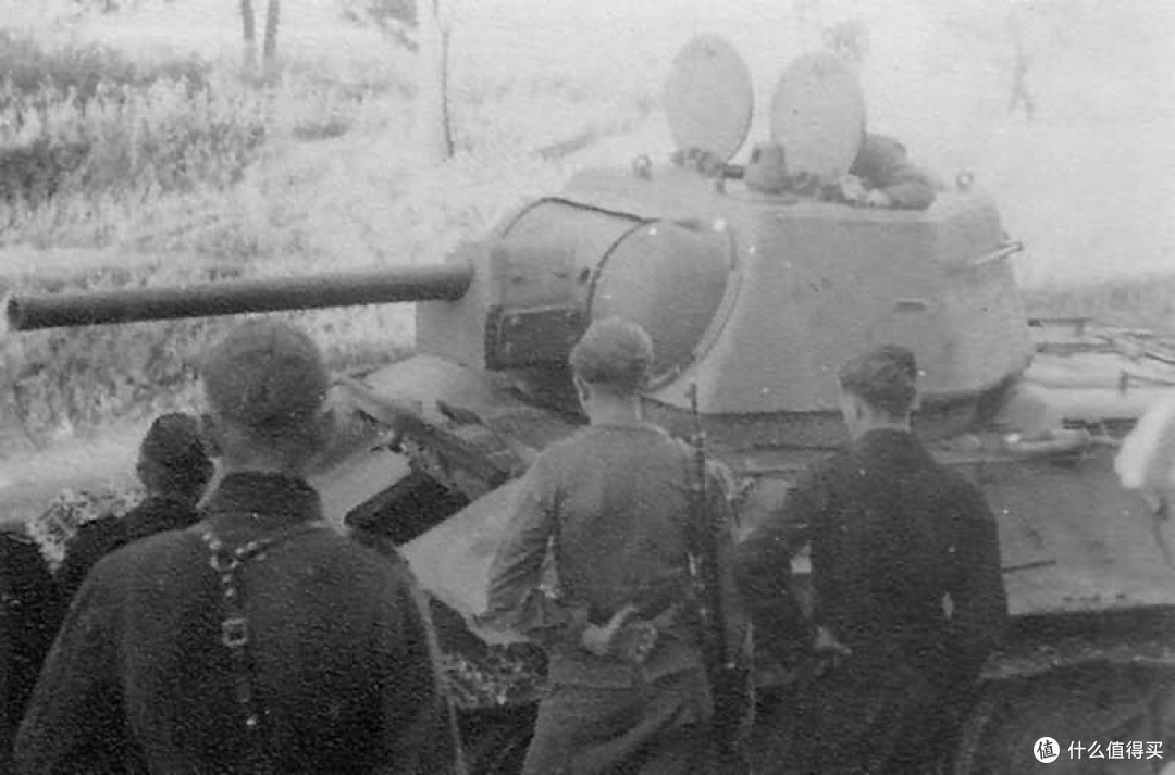 德军士兵正在检查一辆T-34/76 1943年型，注意炮塔顶部换成了圆舱门，像不像“米老鼠”？