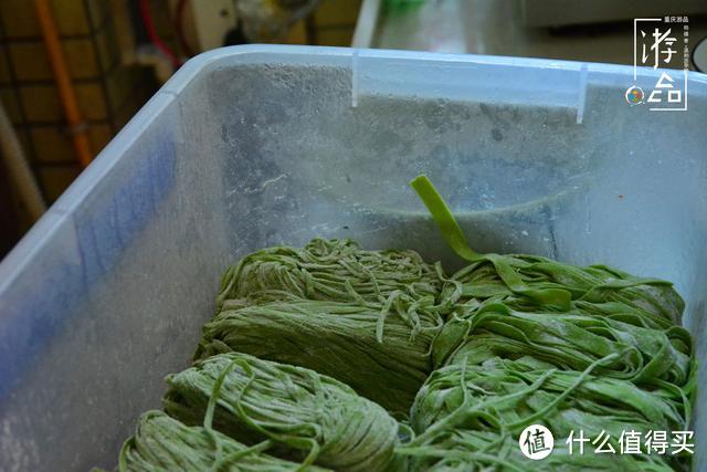 在重庆吃菠菜面条，没有肉却比小面还贵，老板每天限量供应