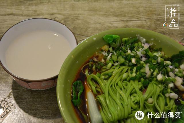 在重庆吃菠菜面条，没有肉却比小面还贵，老板每天限量供应