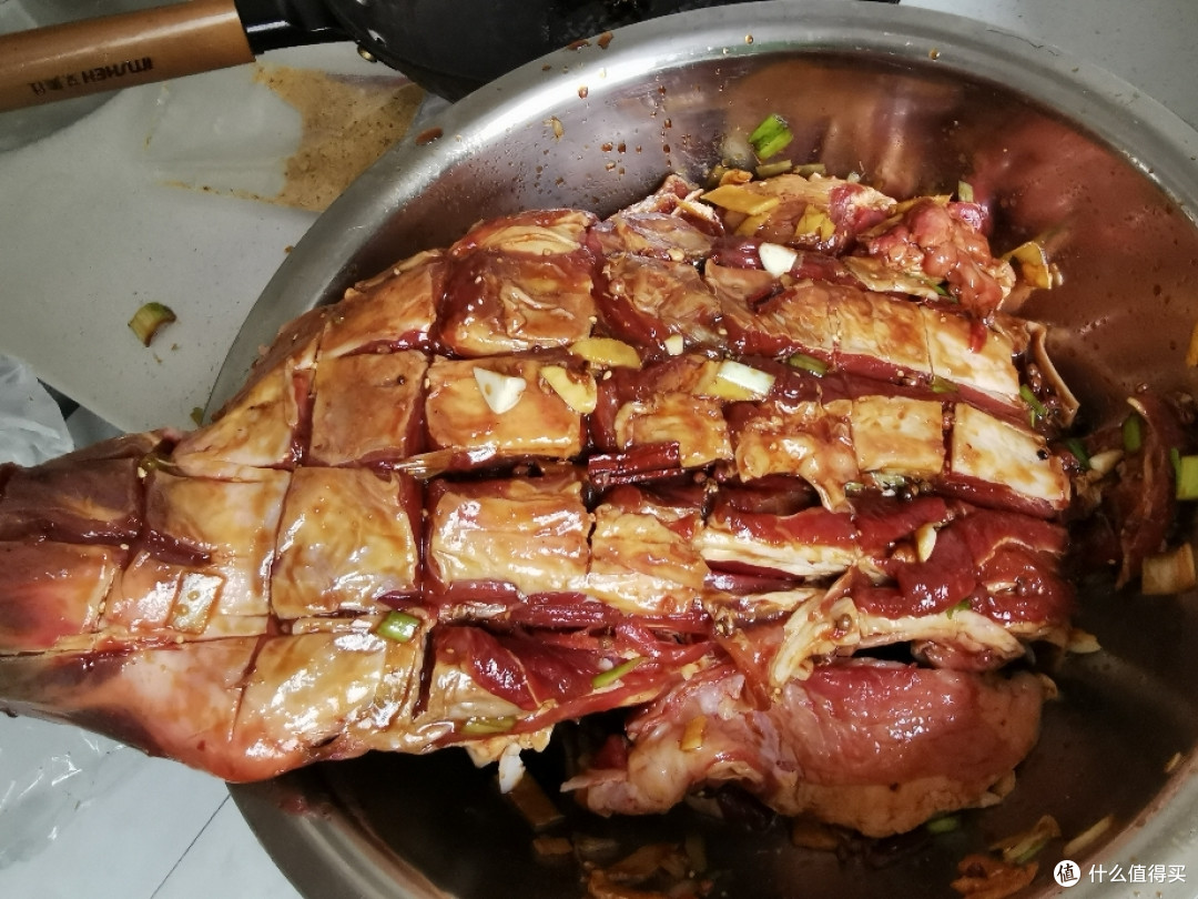 处理起来相对复杂,6斤多的羊腿,清洗后改刀,备料,腌制差不多花了1个半