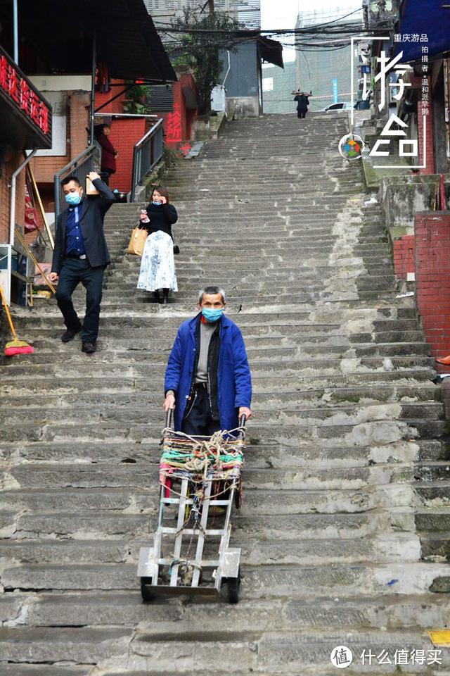 在来福士的阴影下劳动，朝天门的棒棒们，贫穷与勤劳不是原罪