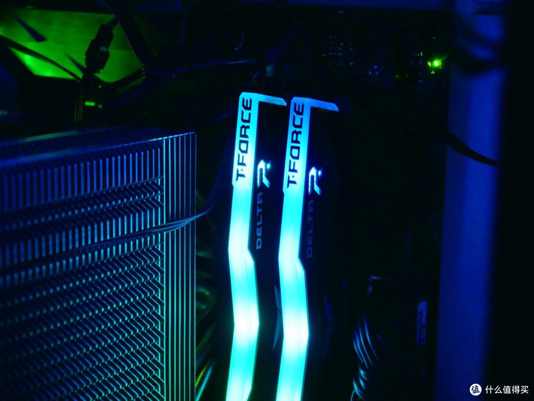 补足 RGB 内存双通道——十铨 DELTA RGB 内存