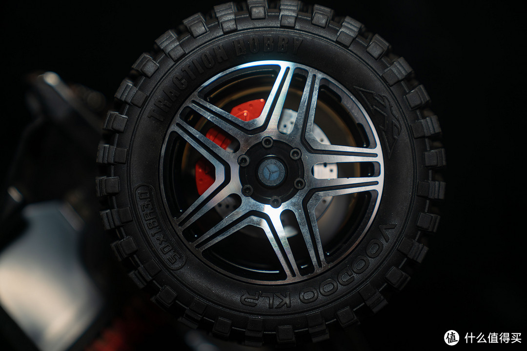 KM雷神 1/8 奔驰4x4² G500 双五幅轮毂+卡钳+巫毒胎升级改装——仿真更进一步