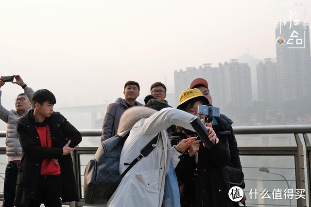 重庆人的热情和游客的疑惑，李子坝轻轨穿楼背后的那些事