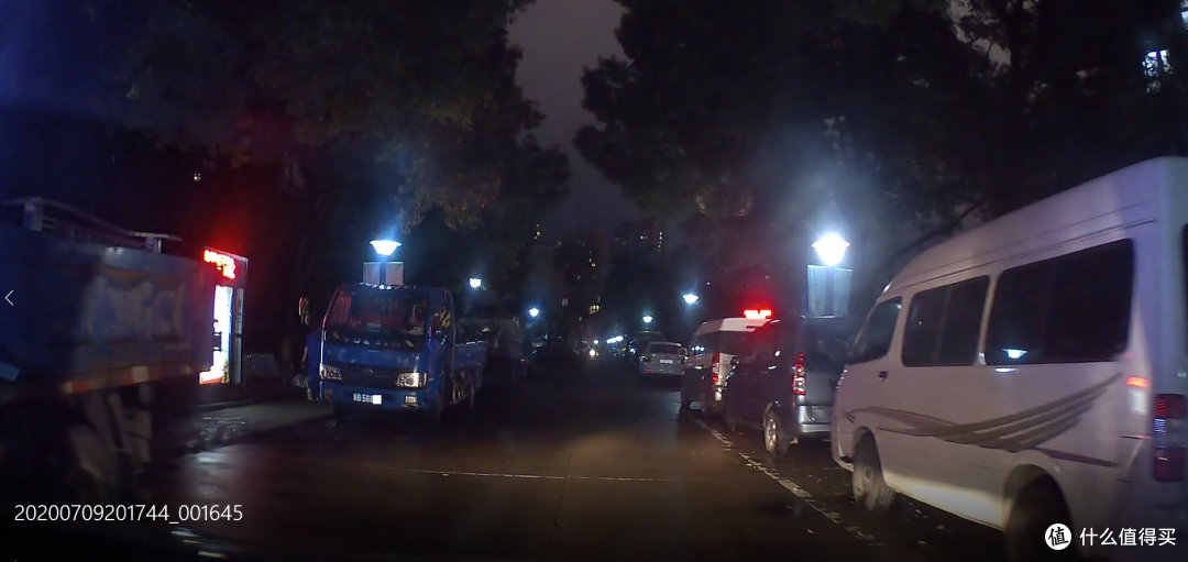 在夜间小区路灯+车灯（卡罗拉原厂蜡烛灯） 5米左右距离的车牌清晰可见，效果不错