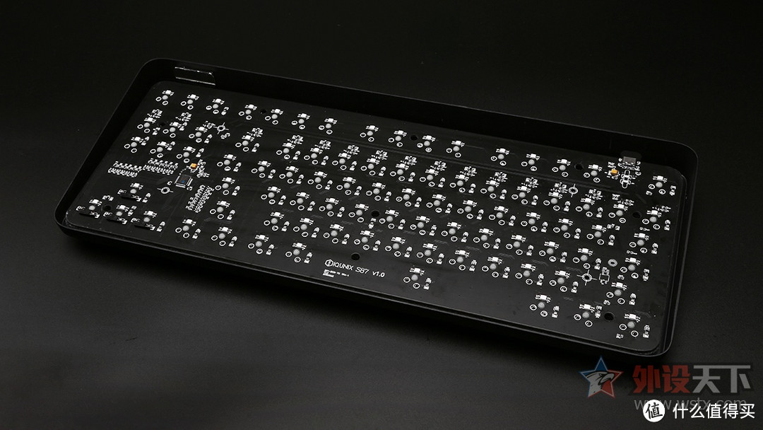 IQUNIX Slim87 RGB机械键盘拆解评测