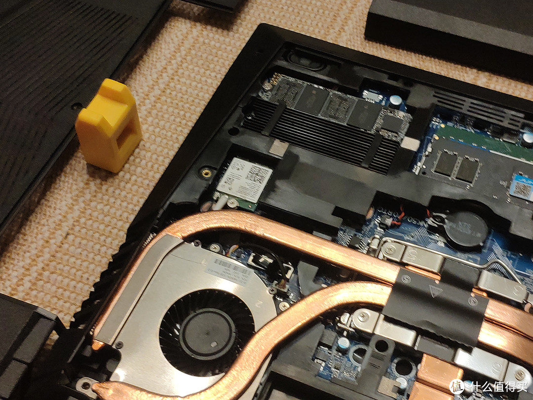 离CPU热管不算远，再加上下面的两条M.2硬盘，此处温度甚为酸爽了╮(╯▽╰)╭