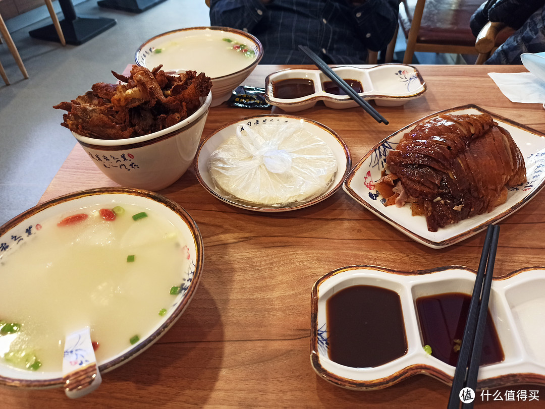 店里有套餐，也是大众点评上的套餐，96元：脆皮烤鸭一份、酥炸鸭架一份、荷叶饼一份、配料。然后我们把鸭架改成半份免费换成两碗鸭汤，完美。这顿是中饭，吃之前基友还买了赛百味下午吃，我还搭单了一块曲奇，结果6月去成都爬四姑娘山的时候，在机场里自己也叫了一份赛百味。。。