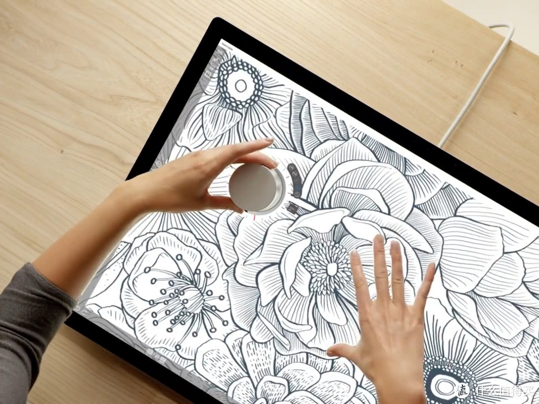 一看到它时，我就想到了的微软 Surface Studio Dial。似同的外观 不同的角色 不同的演绎 为不同的你。