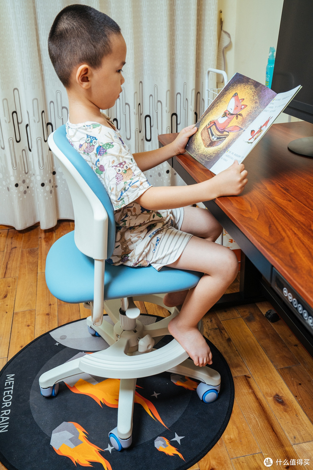 拒绝坐姿陋习，养成良好坐姿看书写作习惯，给孩子选正确的学习座椅：达宝利儿童矫姿椅S1