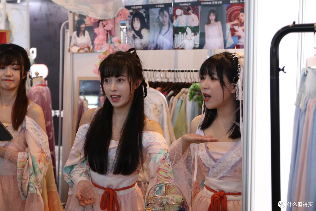 来吧,全是ChinaJoy中的showgirl小姐姐,不带一丝水分