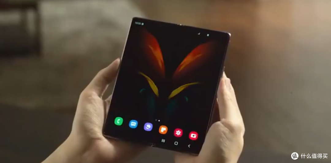 三星第二代折叠屏Galaxy Z Fold 2上手视频曝光：内外屏尺寸增大、取消刘海