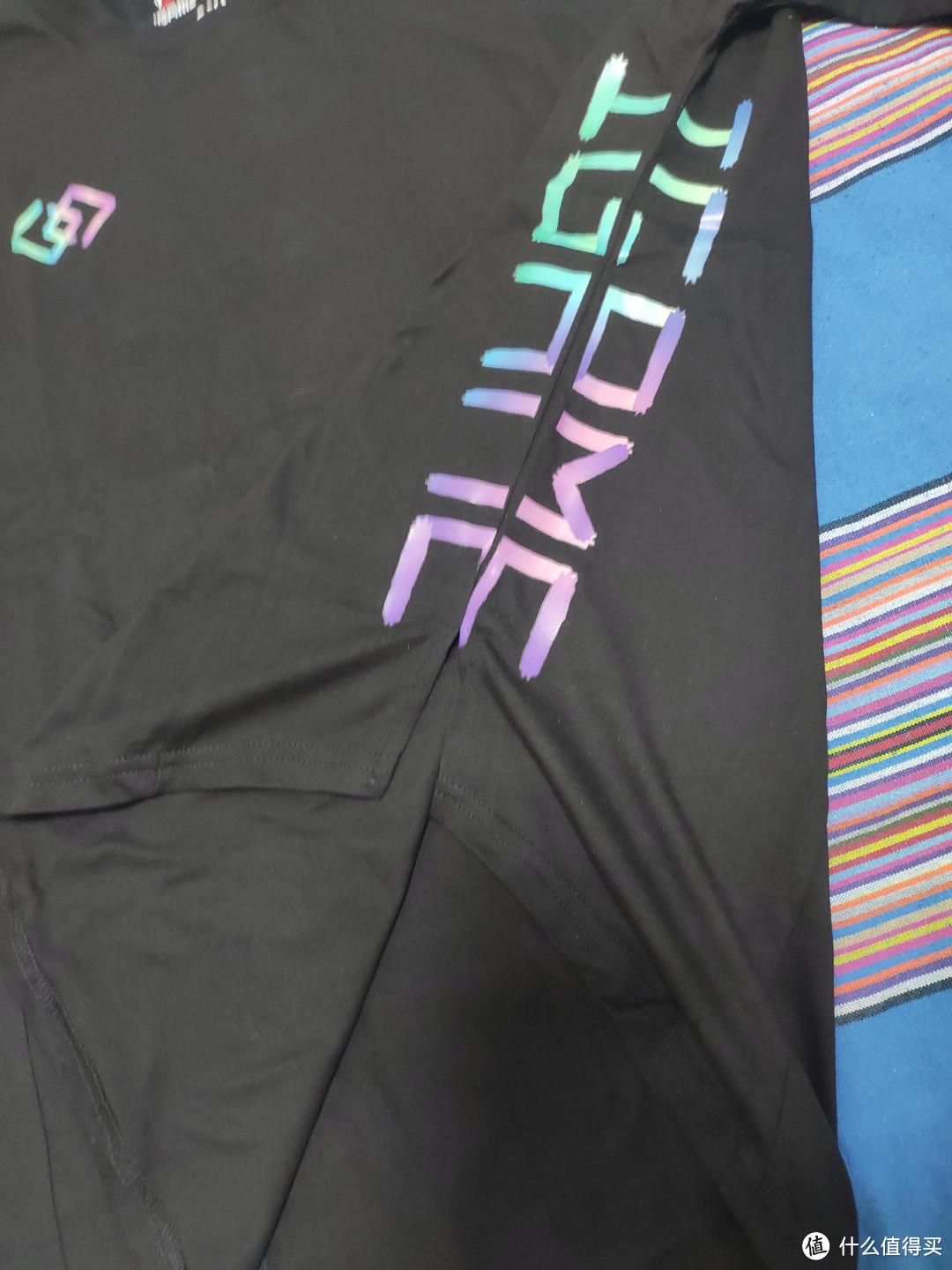 七彩虹iGame品牌官方周边夜光T恤，真的十分炫酷！