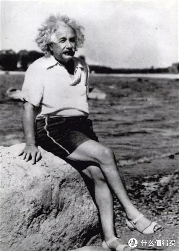 ▲爱因斯坦翘着双腿思索科学