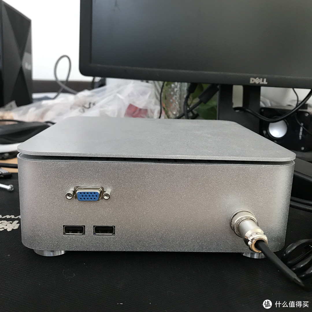 主机背面接口：VGA*1 USB2.0*2 定制DC接头*1