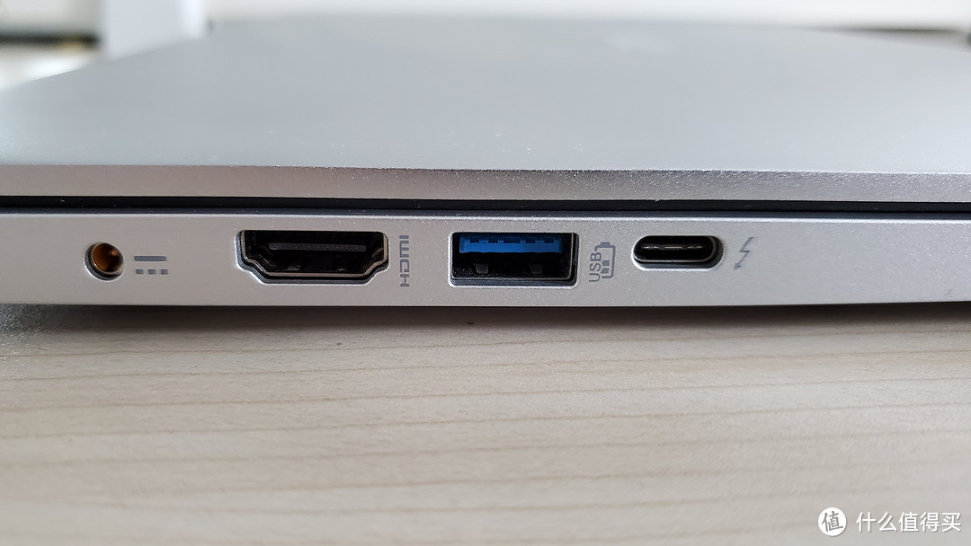 左起：电源、HDMI、USB3.2 Gen1、雷电3