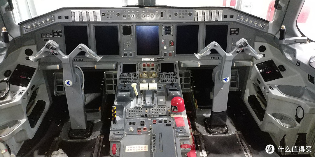 这是190飞机的驾驶舱，飞行员的座椅已经拆掉，中控台上的红色保护盖是襟缝翼手柄的保护盖，防止其他人员误操作