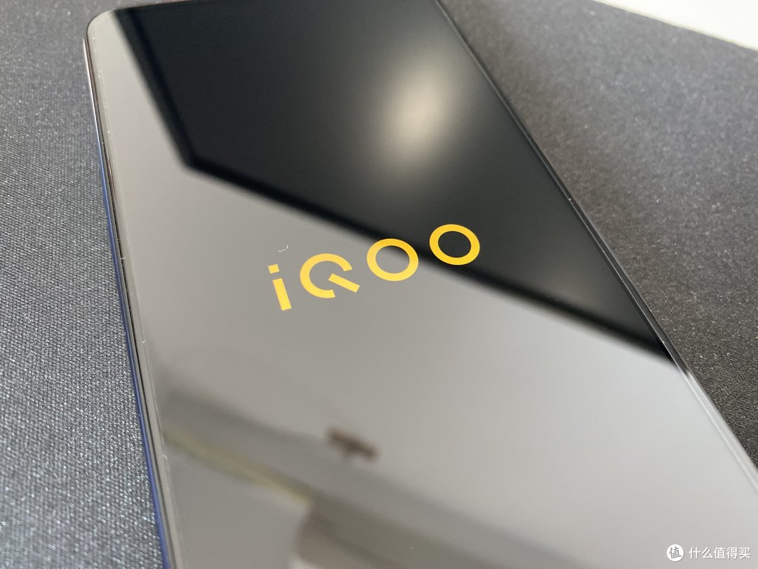 大大的iQOO logo