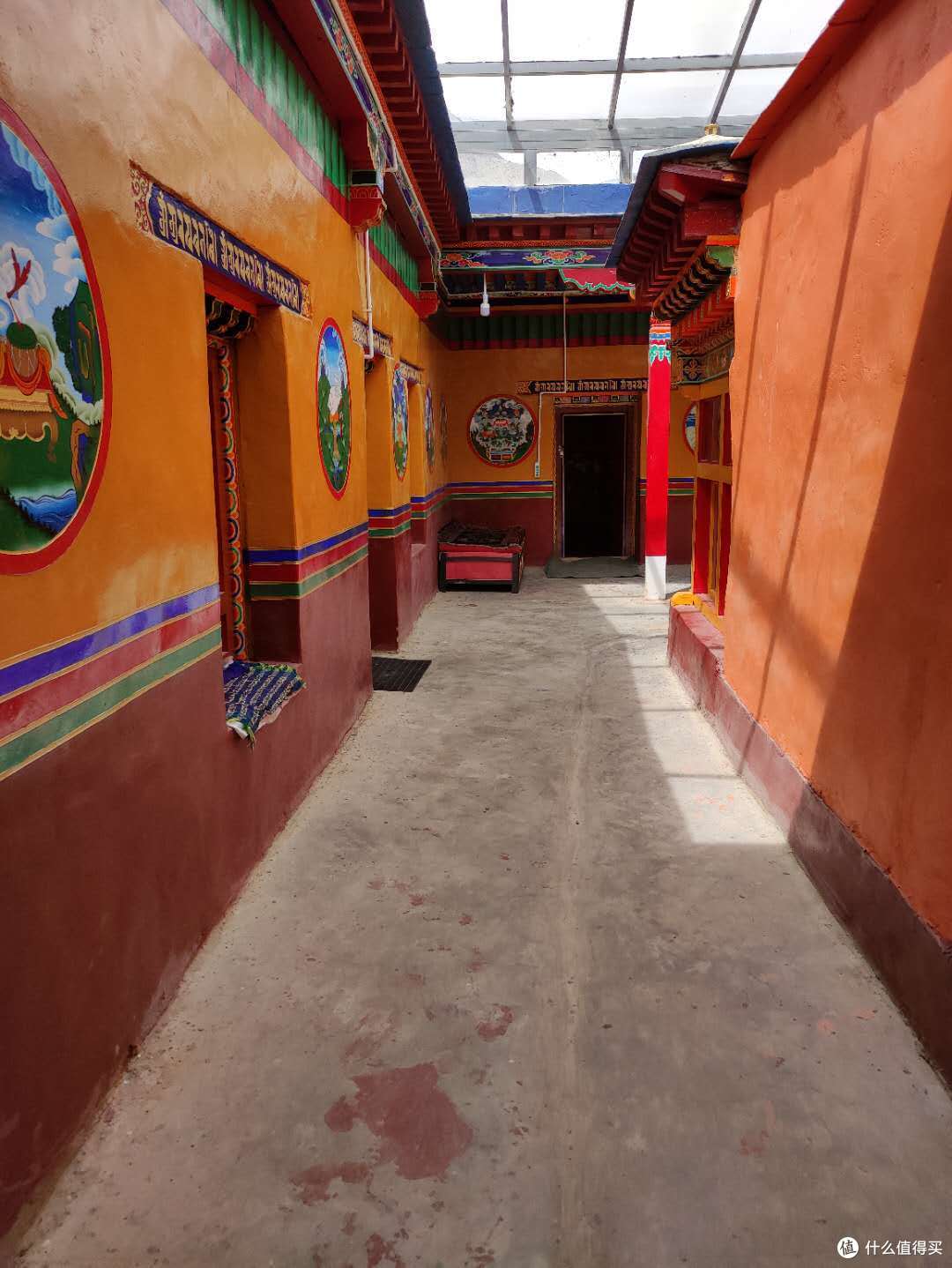 阳光洒进寺庙，这种置身世外，远离尘世的感觉真棒
