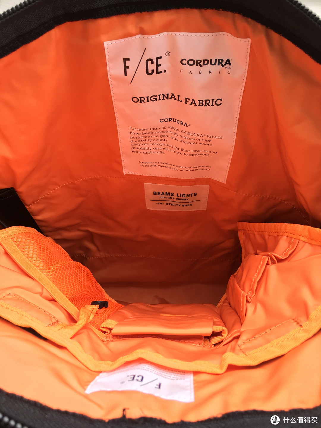 联名款内衬采用橘色，既是BEAMS品牌的标志色，也贴切的和ma-1飞行夹克的设计理念重合