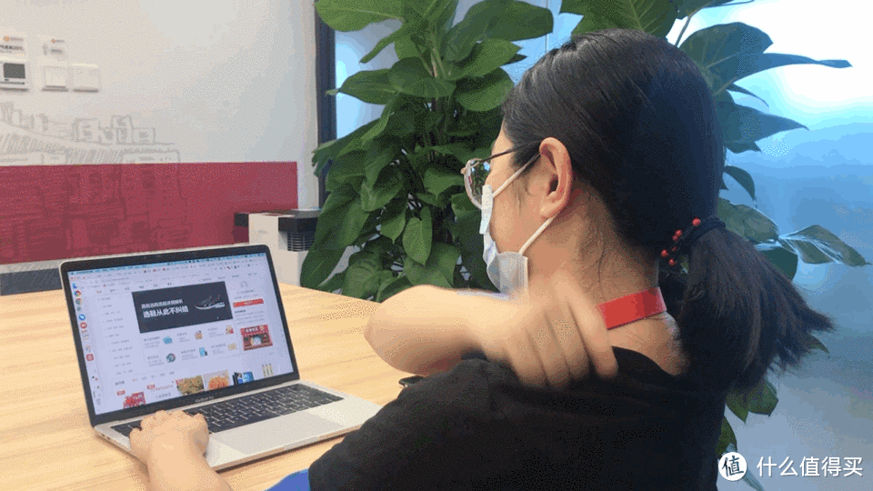 几千块的电脑升降桌和人体工学椅,却不如几百块的颈椎按摩仪?