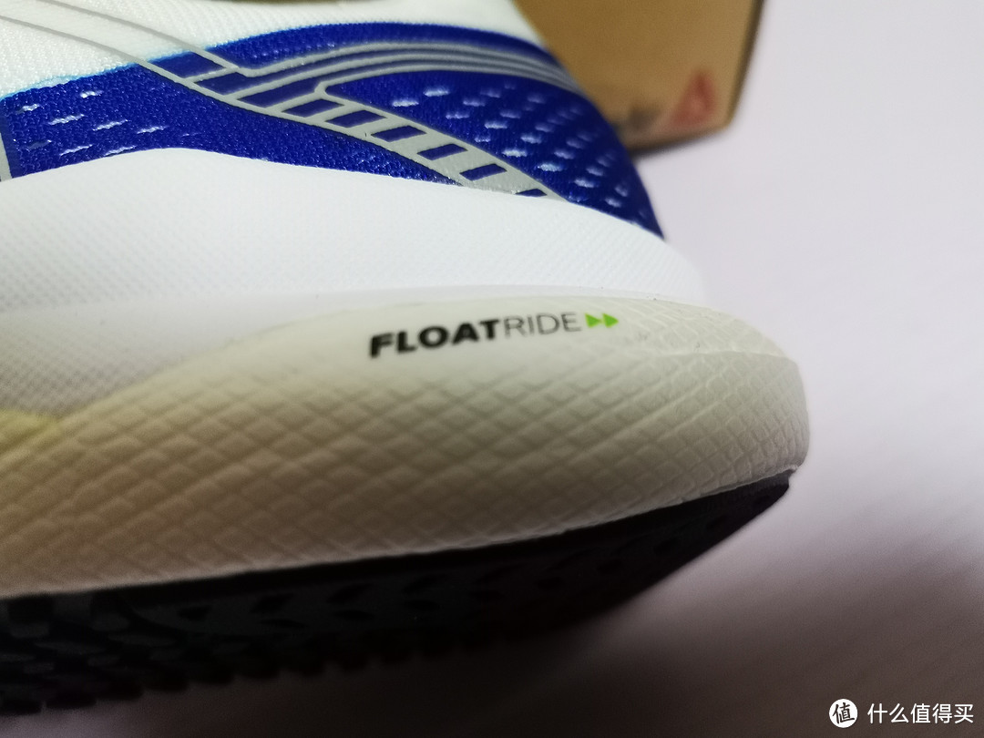 超轻的跑鞋，锐步 Floatride Run Fast 开箱