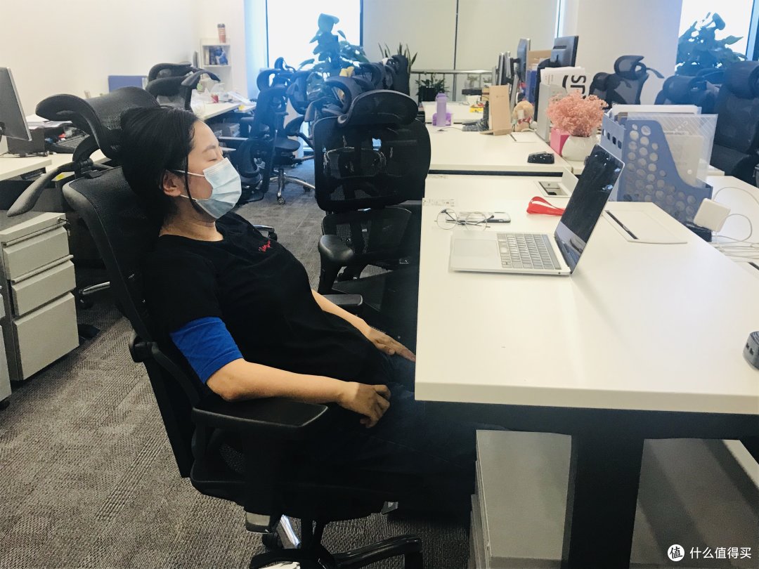 几千块的电脑升降桌和人体工学椅,却不如几百块的颈椎按摩仪?
