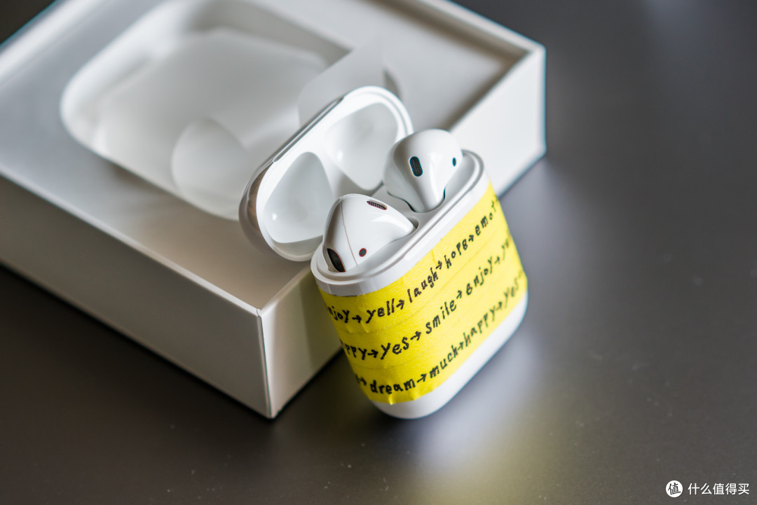 通过设置，mac可以实现一台电脑连接两副AirPods，这样我们抱着娃睡觉的时候，也鞥看剧了