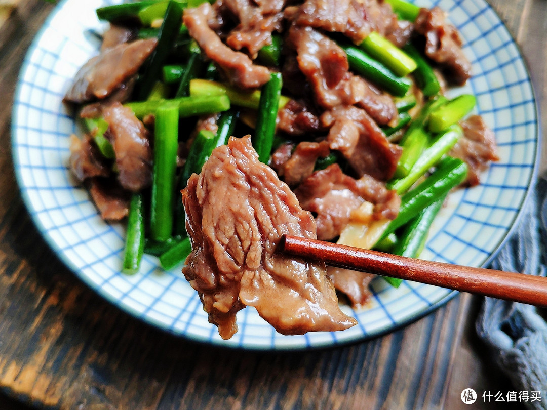 炒牛肉太老嚼不动?掌握三个关键技巧,牛肉细嫩多汁不塞牙