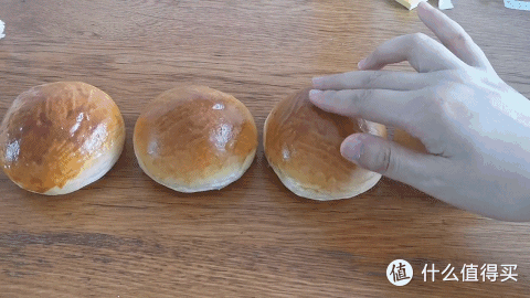 面包表面上色实验|面包怎么有光泽？全蛋液，蛋黄、牛奶…不同液体表现评测