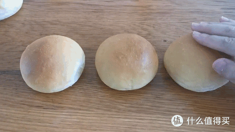 面包表面上色实验|面包怎么有光泽？全蛋液，蛋黄、牛奶…不同液体表现评测