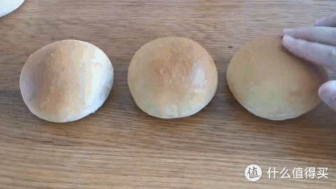 面包表面上色实验|面包怎么有光泽？全蛋液，蛋黄、牛奶…不同液体表现评测