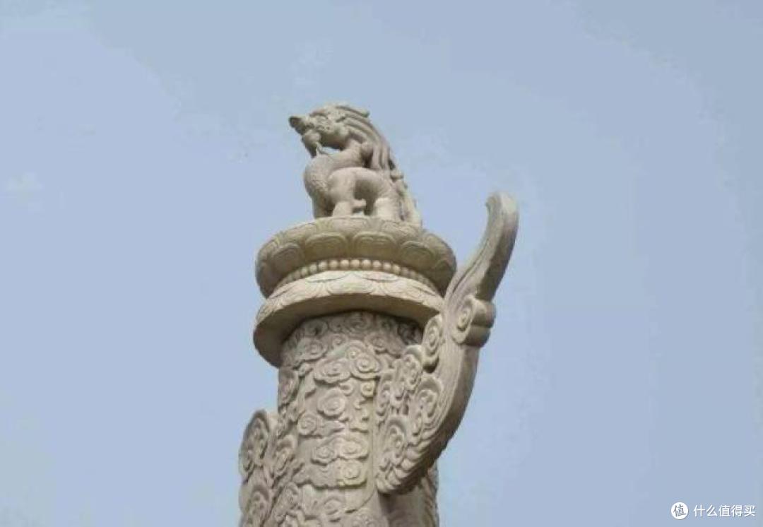 在天安门的华表上就有三只犼[hǒu],在中国神话与宗教传说中,对犼有