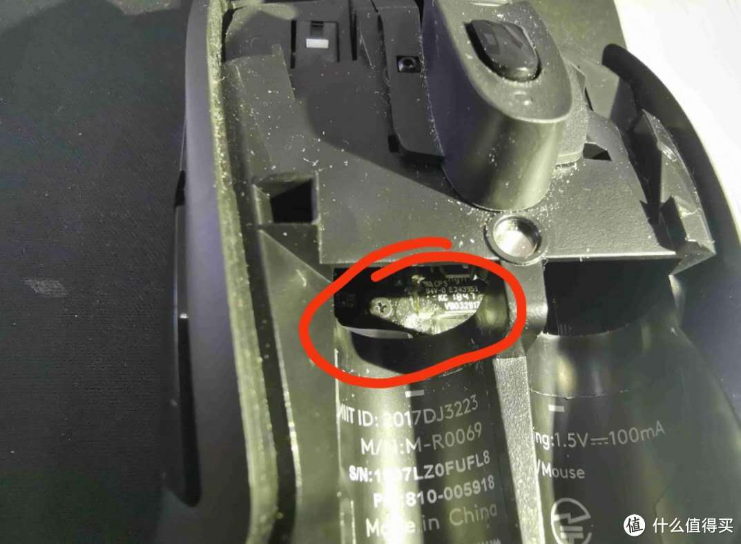 电路板上电池爆浆后锈蚀的痕迹