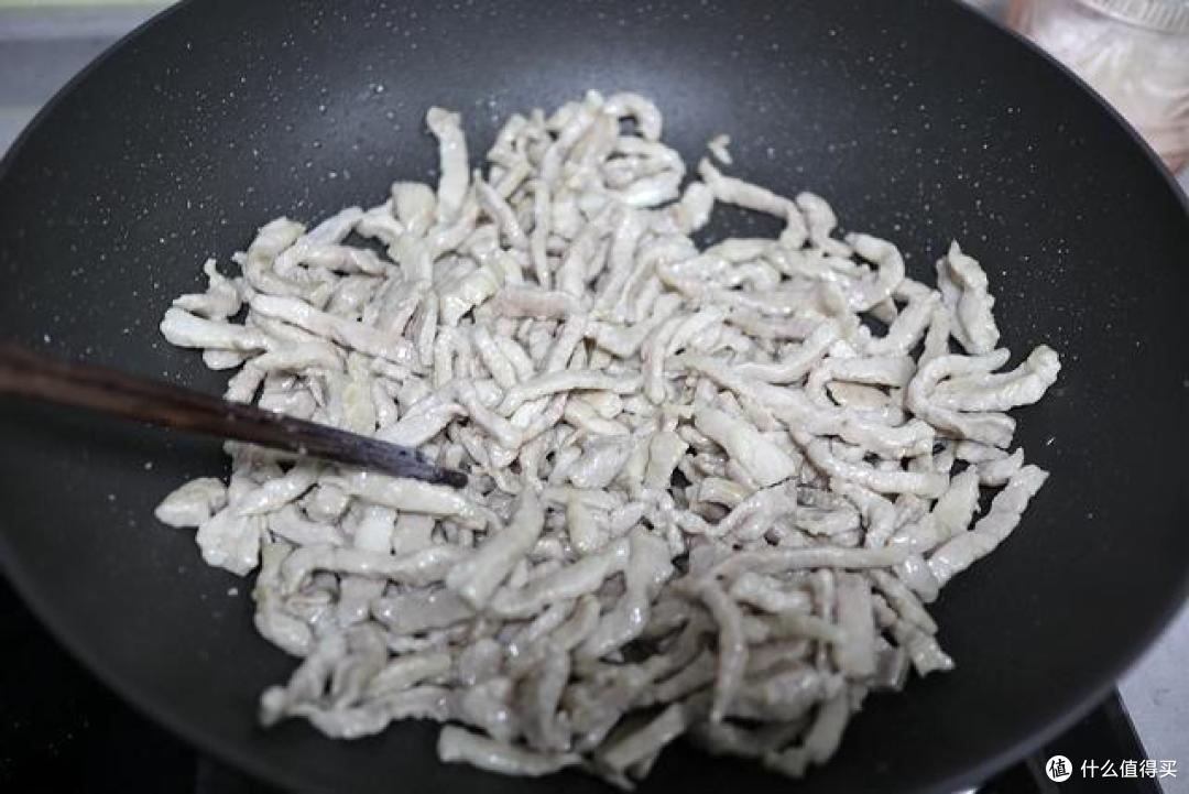 想要京酱肉丝滑嫩,切肉技巧告诉你,酱香浓郁,可别用黄豆酱哦