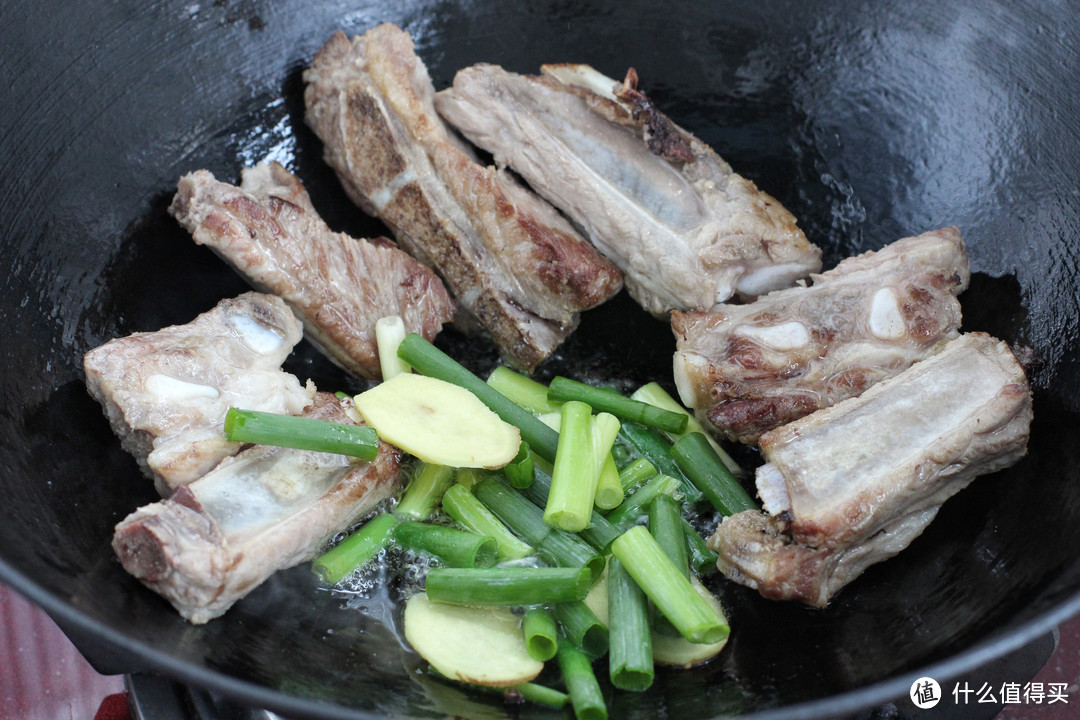 排骨和土豆炖一锅，色香味俱全看着就有食欲，米饭一定要备足才行