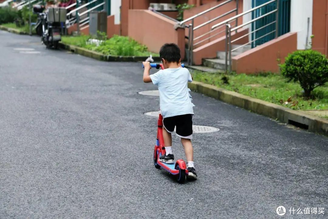 趣味骑行 安全第一 多多的超级飞侠九号电动滑板车